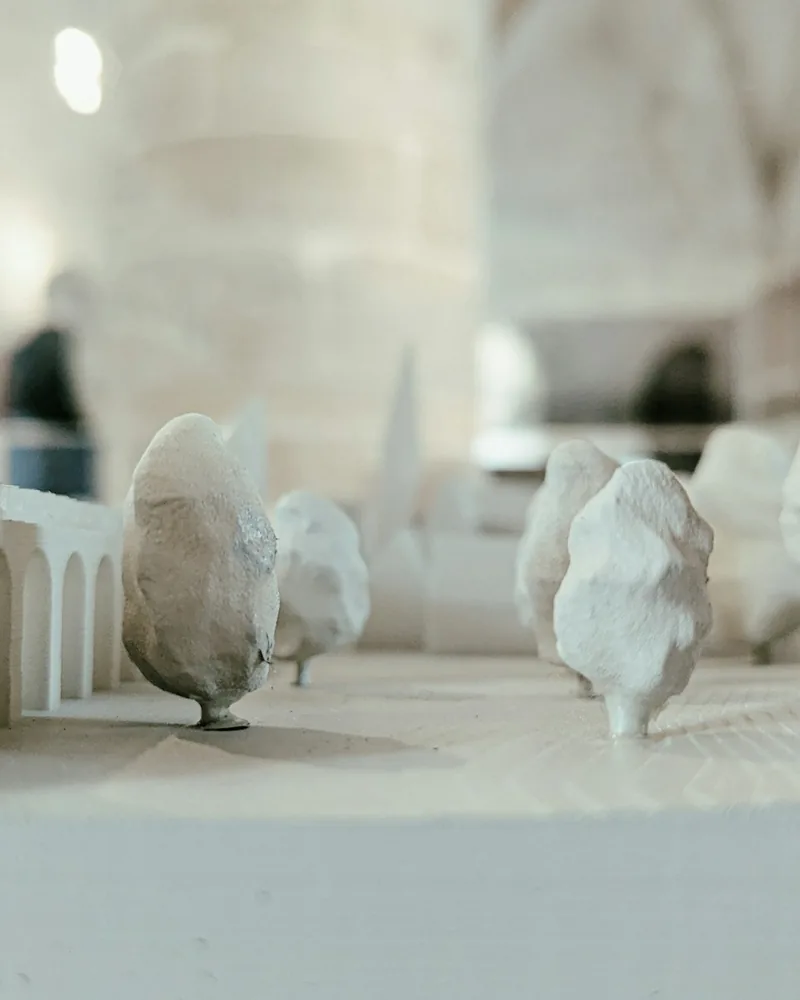 Detailní pohled na část architektonického modelu s jemným členěním fasády